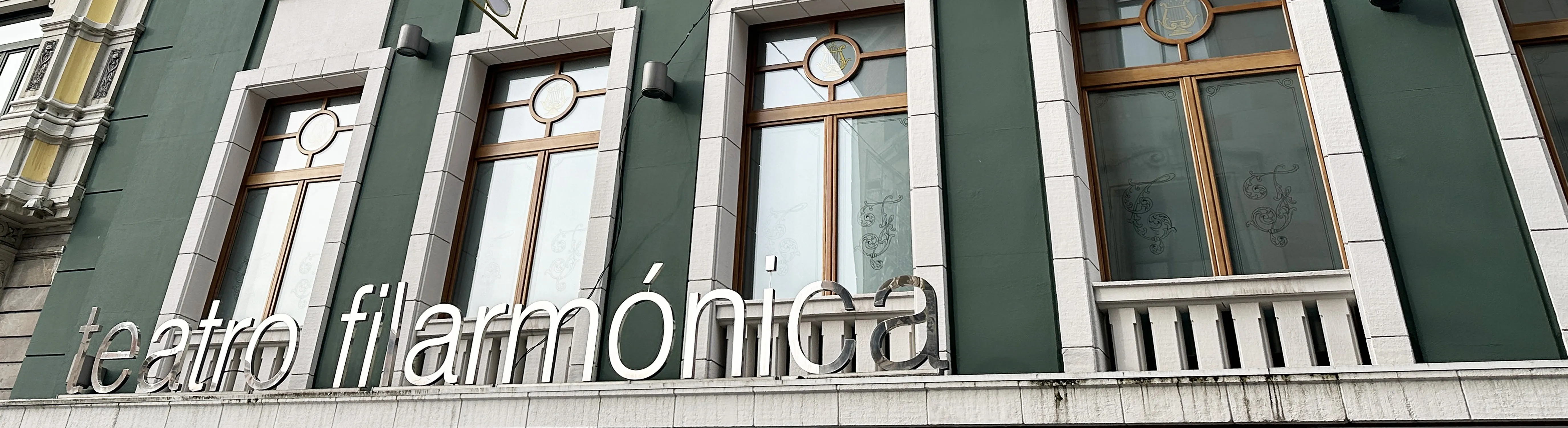 Letras de la fachada exterior del teatro Filarmónica